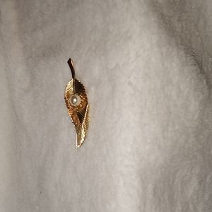 Vintage brooch gold toned, faux peral